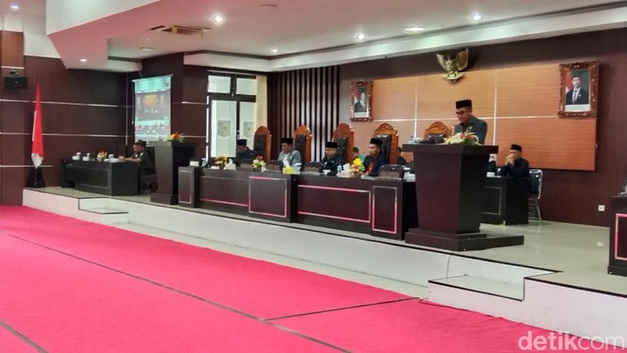 Suasana Sidang Paripurna Penetapan Kepala Daerah terpilih di Rupatama DPRD Lombok Timur, Selasa (14/01/2025).