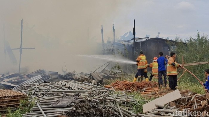 Tempat tinggal pekerja pembangunan gedung Rumah Sakit Mohammad Hoesin Palembang ludes terbakar