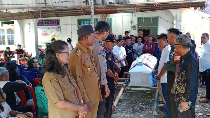Tukang senso korban penembakan KKB Papua dimakamkan di Luwu Timur.