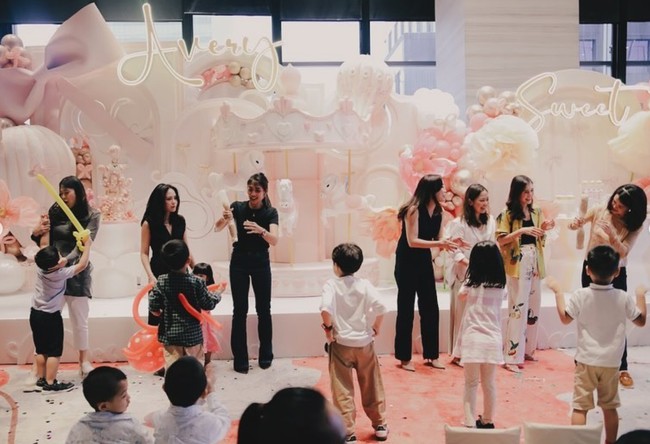 Acara ulang tahun Avery tampak meriah dengan dekorasi yang serba pink. Para tamu undangan juga terlihat aktif mengikuti beragam kegiatan yang sudah disiapkan. Foto: Instagram/@valenciatanoe