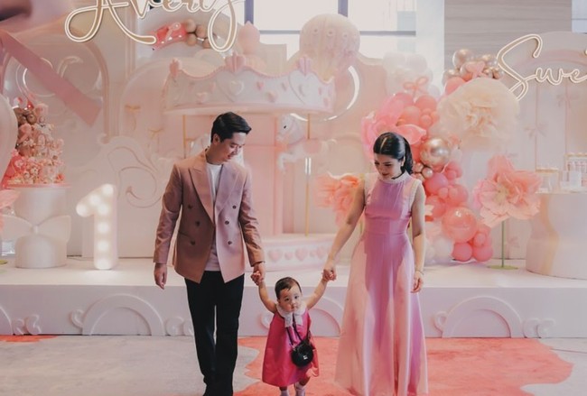Tampil kompak, Kevin dan Valencia bersama putri mereka tampil mengenakan pakaian berwarna pink, senada dengan tema dekorasinya. Valencia terlihat anggun dengan dress panjang tanpa lengan. Sementara Kevin memilih memadukan kaos putih dengan jas berwarna pink dan celana panjang hitam. Foto: Instagram/@valenciatanoe