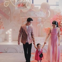 Tampil kompak, Kevin dan Valencia bersama putri mereka tampil mengenakan pakaian berwarna pink, senada dengan tema dekorasinya. Valencia terlihat anggun dengan dress panjang tanpa lengan. Sementara Kevin memilih memadukan kaos putih dengan jas berwarna pink dan celana panjang hitam. Foto: Instagram/@valenciatanoe