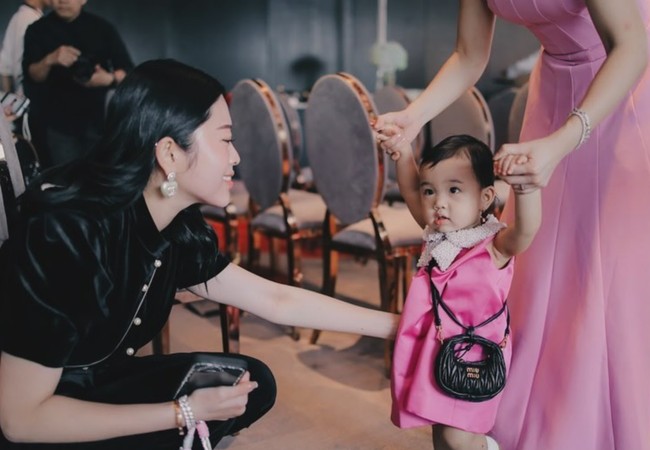 Avery yang tengah berulang tahun tak kalah jadi sorotan. Walaupun masih kecil namun cucu Hary Tanoesoedibjo itu sudah terlihat stylish mengenakan dress tanpa lengan dipadukan dengan tas selempang dari merek Miu Miu. Foto: Instagram/@valenciatanoe