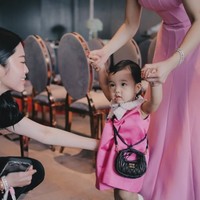 Avery yang tengah berulang tahun tak kalah jadi sorotan. Walaupun masih kecil namun cucu Hary Tanoesoedibjo itu sudah terlihat stylish mengenakan dress tanpa lengan dipadukan dengan tas selempang dari merek Miu Miu. Foto: Instagram/@valenciatanoe