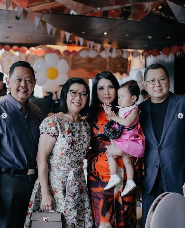 Orangtua Valencia dan Kevin Sanjaya juga terlihat hadir di acara ulang tahun cucu mereka. Terlihat keempatnya berpose bersama Avery yang tengah berulang tahun. Foto: Instagram/@valenciatanoe