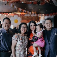 Orangtua Valencia dan Kevin Sanjaya juga terlihat hadir di acara ulang tahun cucu mereka. Terlihat keempatnya berpose bersama Avery yang tengah berulang tahun. Foto: Instagram/@valenciatanoe