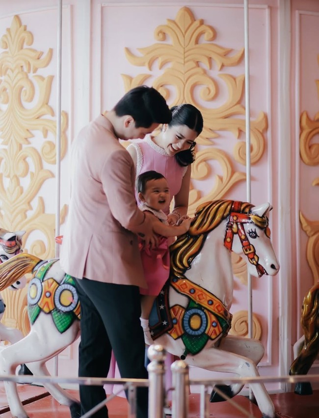 Gelar pesta mewah, beragam aktivitas dan permainan anak juga disediakan di ulang tahun Avery, salah satunya carousel. Dengan wajah bahagia terlihat Valencia dan Kevin yang tengah menemani anak mereka naik kuda carousel. Foto: Instagram/@valenciatanoe
