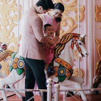 Gelar pesta mewah, beragam aktivitas dan permainan anak juga disediakan di ulang tahun Avery, salah satunya carousel. Dengan wajah bahagia terlihat Valencia dan Kevin yang tengah menemani anak mereka naik kuda carousel. Foto: Instagram/@valenciatanoe