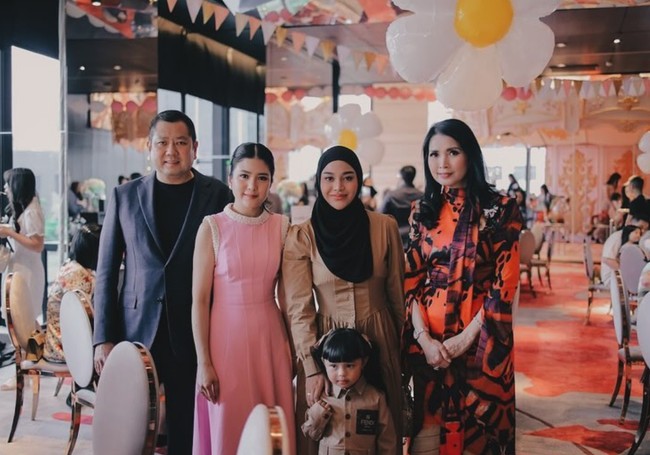 Beberapa rekan artis juga tampak menghadiri pesta ulang tahun Avery. Salah satunya Aurel Hermansyah yang tampak mengajak putri pertamanya, Ameena. Keduanya kompak mengenakan pakaian berwarna coklat. Foto: Instagram/@valenciatanoe
