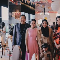 Beberapa rekan artis juga tampak menghadiri pesta ulang tahun Avery. Salah satunya Aurel Hermansyah yang tampak mengajak putri pertamanya, Ameena. Keduanya kompak mengenakan pakaian berwarna coklat. Foto: Instagram/@valenciatanoe