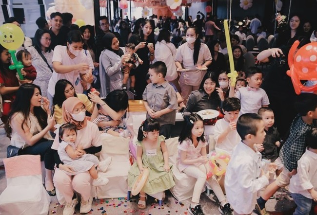 Dipenuhi para tamu undangan yang membawa serta anak-anaknya, pesta ulang tahun Avery terlihat begitu ramai dan meriah. Balon beraneka ragam juga tampak menghiasi jalannya acara tersebut. Foto: Instagram/@valenciatanoe