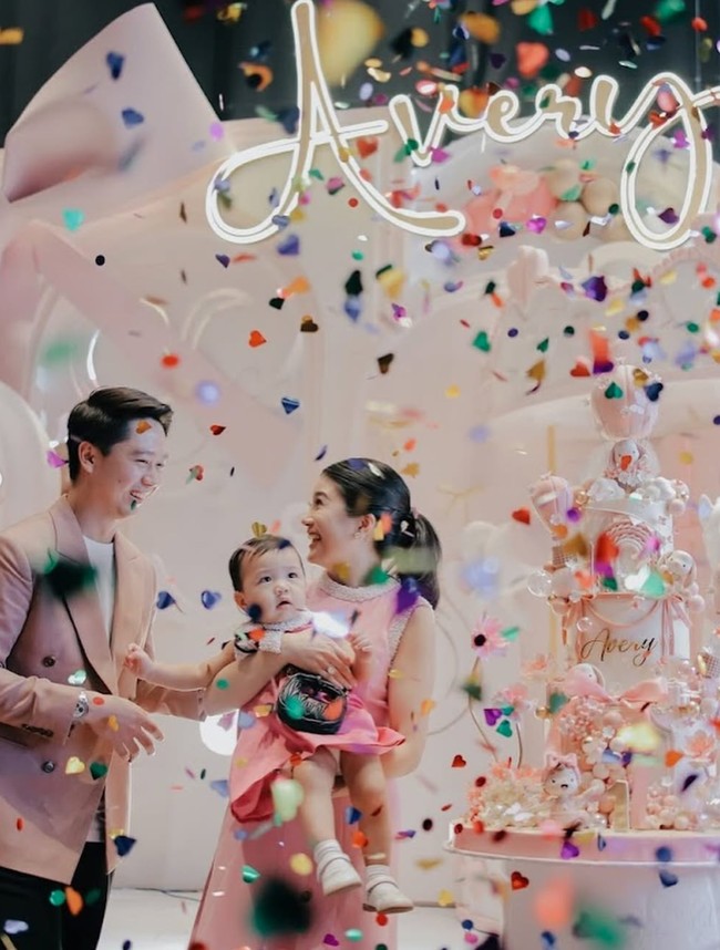 Putri pertama Valencia Tanoesoedibjo dan Kevin Sanjaya, Avery, baru saja berulang tahun yang pertama pada 8 Januari lalu. Untuk merayakan ulang tahun sang anak, Valencia dan Kevin menggelar pesta ulang tahun mewah dan meriah di Park Hyatt Jakarta. Foto: Instagram/@valenciatanoe