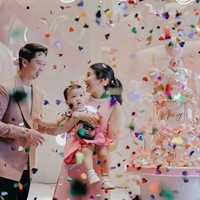 Putri pertama Valencia Tanoesoedibjo dan Kevin Sanjaya, Avery, baru saja berulang tahun yang pertama pada 8 Januari lalu. Untuk merayakan ulang tahun sang anak, Valencia dan Kevin menggelar pesta ulang tahun mewah dan meriah di Park Hyatt Jakarta. Foto: Instagram/@valenciatanoe