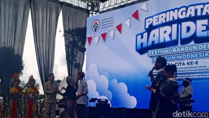 Utusan Khusus Presiden Bidang Pembinaan Generasi Muda dan Pekerja Seni Raffi Ahmad turut mengikuti peringatan Hari Desa Nasional