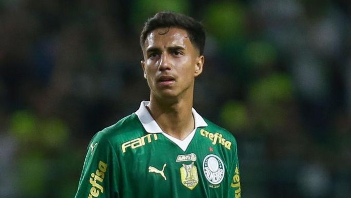 SAO PAULO, BRAZIL - AUGUST 7: Vitor Reis of Palmeiras looks on after his teams disqualification in the Copa do Brasil round of 16 second leg match between Palmeiras and Flamengo at Allianz Parque on August 7, 2024 in Sao Paulo, Brazil. (Photo by Ricardo Moreira/Getty Images)