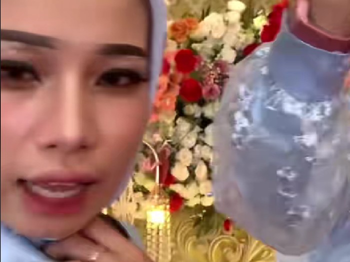 Wanita ini menunjukkan riasan alis di atas alis saat menghadiri acara pernikahan bikin ngakak. Unggahan tersebut langsung viral di TikTok.