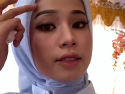 Agak Lain! Wanita Viral Ini Tunjukkan Riasan Alis di Atas Alis, Bikin Ngkakak