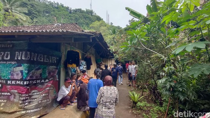 Warga berkumpul untuk menemui Sumpono di kediamannya di Dusun Gunungkelir, Jatimulyo, Girimulyo, Kulon Progo, Selasa (14/1/2025).