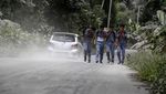 Abu Vulkanik Gunung Ibu Selimuti Desa Tobaro Halmahera Barat