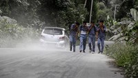 Abu vulkanik ini juga akan mengganggu sistem pernapasan warga di desa tersebut.