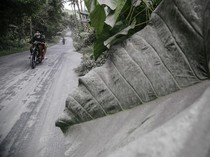 Abu Vulkanik Gunung Ibu Selimuti Desa Tobaro Halmahera Barat