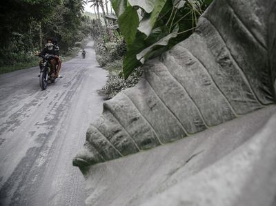 Abu Vulkanik Gunung Ibu Selimuti Desa Tobaro Halmahera Barat