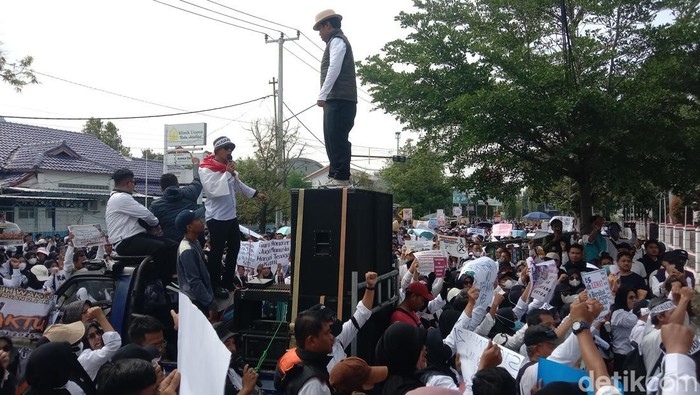 Aksi demo honorer di Indramayu