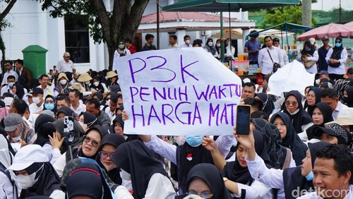 Aksi tenaga honorer demo di depan Kantor Pemprov Bengkulu.