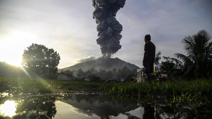 Aktivitas Gunung Ibu Meningkat, Warga Belum Dievakuasi Seorang warga melihat erupsi dari kawah Gunung Ibu terlihat dari Desa Duono, Kabupaten Halmahera Barat, Maluku Utara, Rabu (15/1/2024).Berdasarkan data dari Pusat Vulkanologi dan Mitigasi Bencana Geologi (PVMBG) erupsi Gunung Ibu pada 15 Januari 2025 pukul 07:11 WIT tinggi kolom abu mencapai 4.000 meter di atas puncak atau 5.325 di atas permukaan laut dengan intensitas tebal condong ke arah barat dan laut dengan amplitudo maksimum 28 mm dan durasi 2 menit 11 detik. ANTARA FOTO/Andri Saputra/foc.