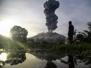 Gunung Ibu di Halmahera Barat Naik Status Jadi Awas gegara Erupsi