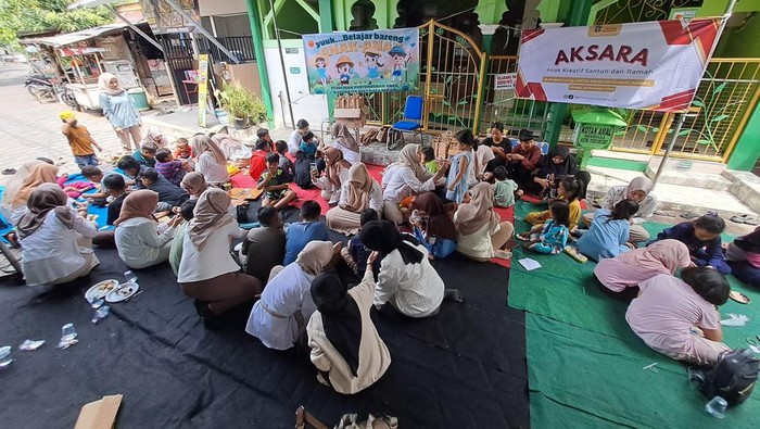 Aktivitas Komunitas Bintang Nusantara saat mengajar di salah satu sekolah.