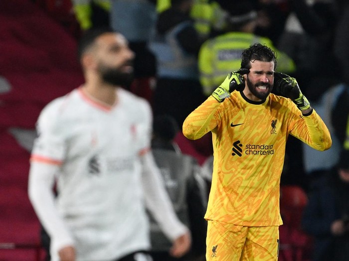 NOTTINGHAM, ENGLAND - JANUARY 14: (THE SUN OUT, THE SUN ON SUNDAY OUT) Alisson Becker of Liverpool reacts after Chris Wood of Nottingham Forest (not pictured) scores his team's first goal during the Premier League match between Nottingham Forest FC and Liverpool FC at City Ground on January 14, 2025 in Nottingham, England. (Photo by Liverpool FC/Liverpool FC via Getty Images)