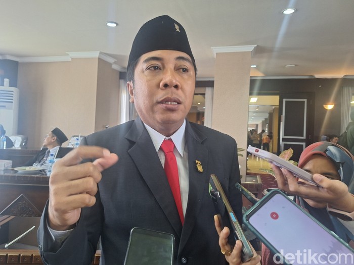 Anggota Komisi III DPRD Kota Mataram I Gde Wiska saat diwawancarai di kantor DPRD Kota Mataram, Rabu (15/1/2025). (Nathea Citra/detikBali)
