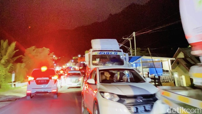 Antrean kendaraan di Jalur Tompo Ladang, Maros malam ini.