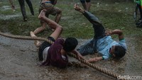 Meski hujan menyelimuti acara pada sore hari, namun antusias warga nampak tak padam. 
