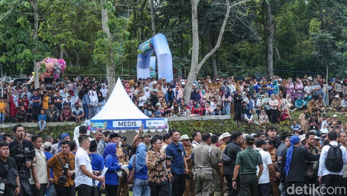 Warga menghadiri Peringatan Hari Desa di Lapangan Zinedine Zidane, Desa Cisaat, Kecamatan Ciater, Kabupaten Subang, Jawa Barat, Selasa (14/1/2025).