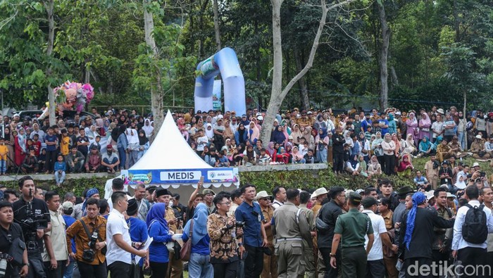 Antusias Warga Ikut Peringatan Hari Desa Perdana di Subang Warga menghadiri Peringatan Hari Desa di Lapangan Zinedine Zidane, Desa Cisaat, Kecamatan Ciater, Kabupaten Subang, Jawa Barat, Selasa (14/1/2025).