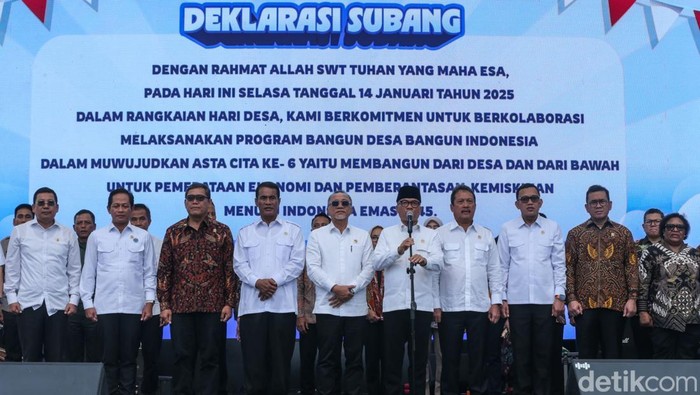 Warga menghadiri Peringatan Hari Desa di Lapangan Zinedine Zidane, Desa Cisaat, Kecamatan Ciater, Kabupaten Subang, Jawa Barat, Selasa (14/1/2025).