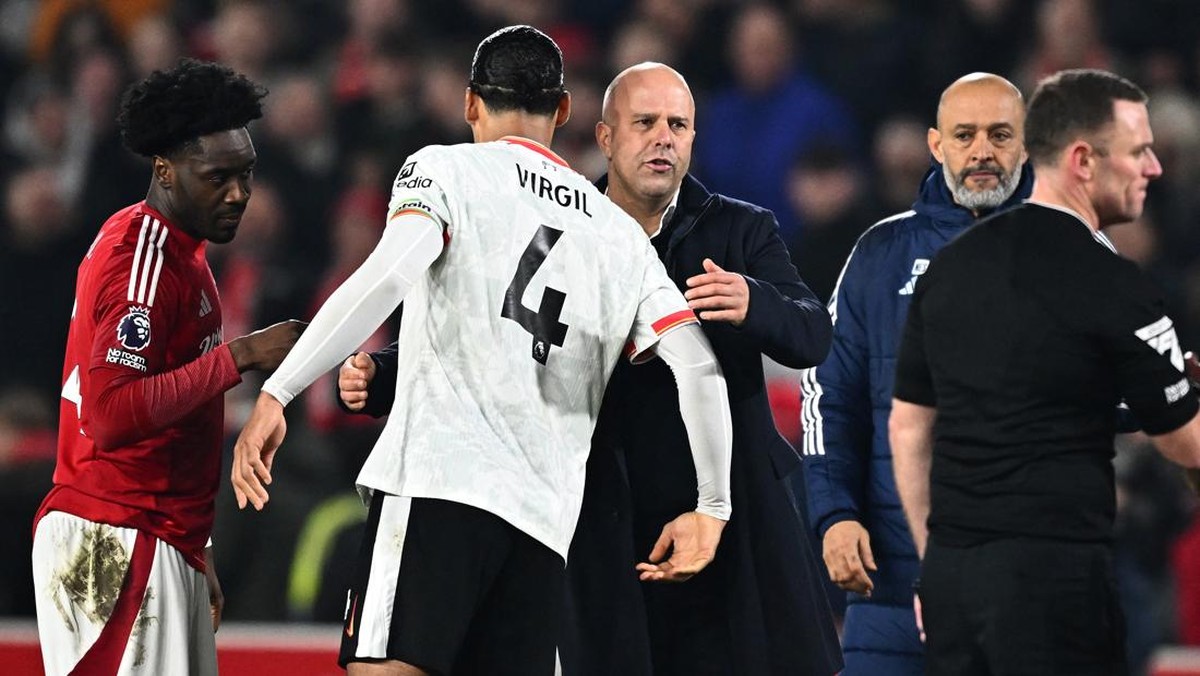 Arne Slot memuji kerja keras Liverpool meski hanya bermain imbang melawan Nottingham Forest (Foto: REUTERS/Dylan Martinez)
