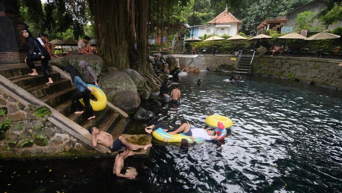 Pengunjung bermain air di sumber mata air Umbul Kapilaler, Ponggok, Polanharjo, Klaten, Jawa Tengah, Selasa (14/1/2025). Sumber daya air yang melimpah di Desa Ponggok seperti Umbul Ponggok, Umbul Kapilaler, Umbul Sigedang, Umbul Besuki, dan Ponggok Paradeso itu dikelola oleh BUMDes Tirta Mandiri Ponggok serta Lembaga Usaha Produktif Milik Masyarakat Desa (LUPMMDes) Jaga Tirta Semesta yang menjadi destinasi wisata air sehingga desa tersebut dapat berkembang menjadi desa mandiri ekonomi. ANTARA FOTO/Aloysius Jarot Nugroho/tom.