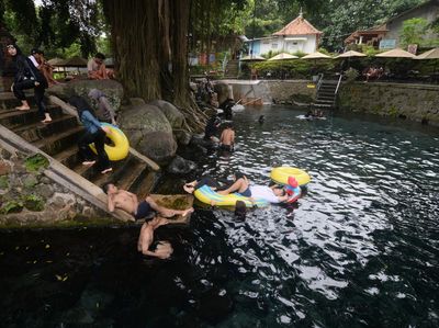 Asyiknya Berenang di Sumber Mata Air Desa Ponggok Klaten