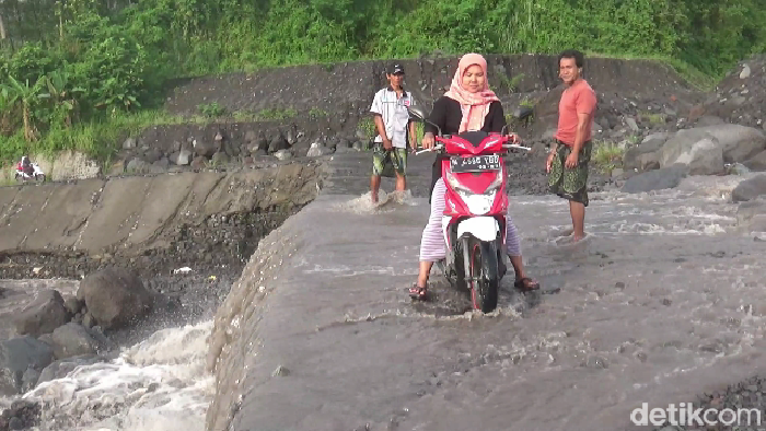 banjir lahar di jembatan limpas penghubung antara dusun Sumber langsep dengan dusun Sumber kajar
