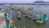 Pelabuhan perikanan terbesar di Pulau Jawa selalu sibuk oleh aktivitas nelayan.