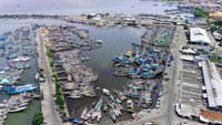 Foto udara perahu nelayan bersandar di Pelabuhan Muncar di Banyuwangi, Jawa Timur, Selasa (14/1/2025).
