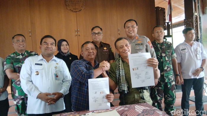 Ketua PP dan Ketua GRIB Jaya Blora deklarasi damai di Pendopo Bupati Blora, Rabu (15/1/2025).
