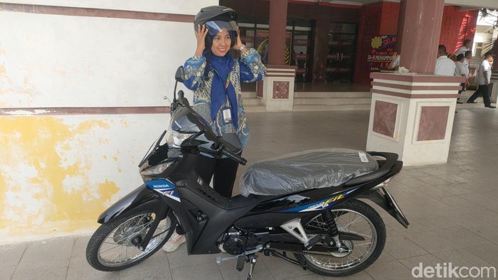 Bidan teladan, Rusmiati akhirnya menerima hadiah motor dari Pemkab Polman.