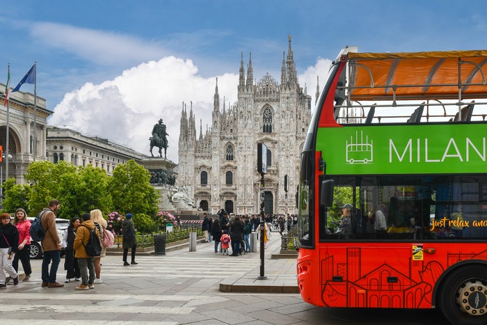 Bus tur wisata di Milan