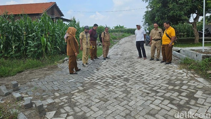 Camat Driyorejo melakukan pengecekan di Jalan Dusun Guwo bersama perangkat Desa Sumput