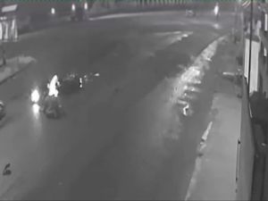 Terekam CCTV Detik-detik Penjual Bensin Tewas Tertabrak Motor di Mojokerto