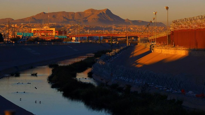 A Texas National Guard member stands guard near a razor-wire fence to inhibit migrants' crossing into the United States, as seen from Ciudad Juarez, Mexico,  January  14, 2025. REUTERS/Jose Luis Gonzalez